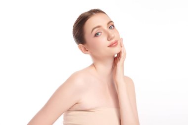 Beyaz arka planda temiz tenli güzel bir kadın, yüz bakımı, yüz bakımı, kozmetoloji, güzellik ve kaplıca, kadın portresi..