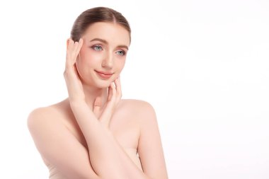 Beyaz arka planda temiz tenli güzel bir kadın, yüz bakımı, yüz bakımı, kozmetoloji, güzellik ve kaplıca, kadın portresi..