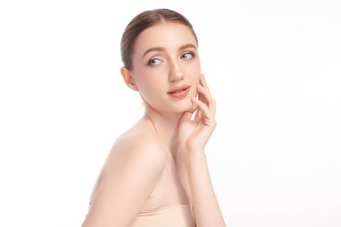 Beyaz arka planda temiz tenli güzel bir kadın, yüz bakımı, yüz bakımı, kozmetoloji, güzellik ve kaplıca, kadın portresi..