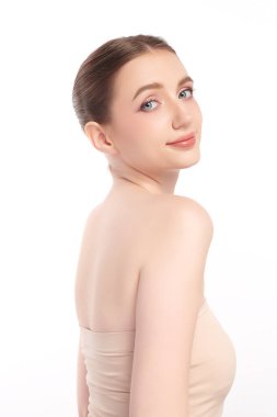 Beyaz arka planda temiz tenli güzel bir kadın, yüz bakımı, yüz bakımı, kozmetoloji, güzellik ve kaplıca, kadın portresi..