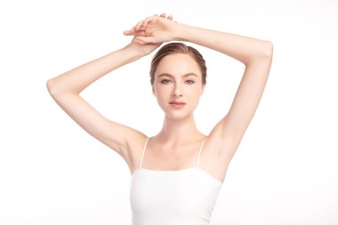 Güzel genç kadın temiz ve hijyenik koltukaltlarını göstermek için ellerini kaldırıyor ya da beyaz arka planda koltuk altları, koltukaltı temizliği ve korunma kavramı.