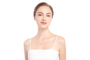 Beyaz arka planda temiz tenli güzel bir kadın, yüz bakımı, yüz bakımı, kozmetoloji, güzellik ve kaplıca, kadın portresi..