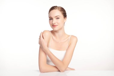Beyaz arka planda temiz tenli güzel bir kadın, yüz bakımı, yüz bakımı, kozmetoloji, güzellik ve kaplıca, kadın portresi..