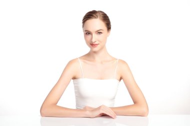 Beyaz arka planda temiz tenli güzel bir kadın, yüz bakımı, yüz bakımı, kozmetoloji, güzellik ve kaplıca, kadın portresi..