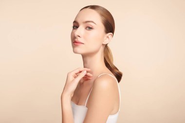 Bej arkaplan, yüz bakımı, yüz bakımı, kozmetoloji, güzellik ve kaplıca, kadın portresi..