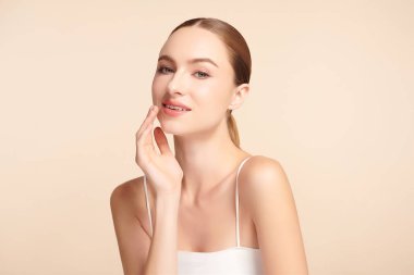 Bej arkaplan, yüz bakımı, yüz bakımı, kozmetoloji, güzellik ve kaplıca, kadın portresi..