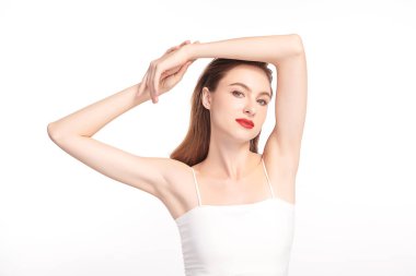 Güzel genç kadın temiz ve hijyenik koltukaltlarını göstermek için ellerini kaldırıyor ya da beyaz arka planda koltuk altları, koltukaltı temizliği ve korunma kavramı.
