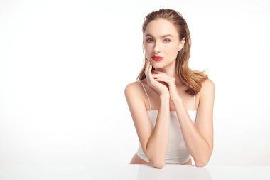 Beyaz arka planda temiz tenli güzel bir kadın, yüz bakımı, yüz bakımı, kozmetoloji, güzellik ve kaplıca, kadın portresi..