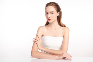 Beyaz arka planda temiz tenli güzel bir kadın, yüz bakımı, yüz bakımı, kozmetoloji, güzellik ve kaplıca, kadın portresi..