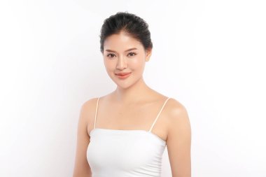 Beyaz arka planda temiz tenli güzel Asyalı kadın, yüz bakımı, yüz bakımı, kozmetoloji, güzellik ve kaplıca, Asyalı kadın portresi.