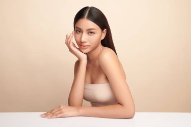 Taze bej arkaplan, yüz bakımı, yüz bakımı, kozmetoloji, güzellik ve kaplıca, Asyalı kadın portresi.