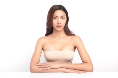 Beyaz arka planda temiz tenli güzel Asyalı kadın, yüz bakımı, yüz bakımı, kozmetoloji, güzellik ve kaplıca, Asyalı kadın portresi.