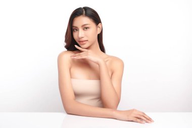 Beyaz arka planda temiz tenli güzel Asyalı kadın, yüz bakımı, yüz bakımı, kozmetoloji, güzellik ve kaplıca, Asyalı kadın portresi.