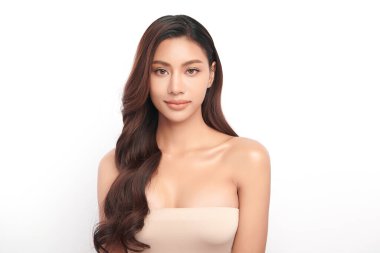 Beyaz arka planda temiz tenli güzel Asyalı kadın, yüz bakımı, yüz bakımı, kozmetoloji, güzellik ve kaplıca, Asyalı kadın portresi.