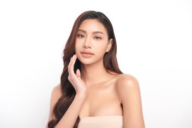 Beyaz arka planda temiz tenli güzel Asyalı kadın, yüz bakımı, yüz bakımı, kozmetoloji, güzellik ve kaplıca, Asyalı kadın portresi.