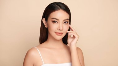 Taze bej arkaplan, yüz bakımı, yüz bakımı, kozmetoloji, güzellik ve kaplıca, Asyalı kadın portresi.