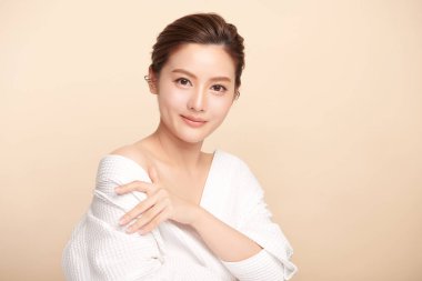 Taze bej arkaplan, yüz bakımı, yüz bakımı, kozmetoloji, güzellik ve kaplıca, Asyalı kadın portresi.