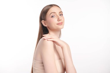 Beyaz arka planda temiz tenli güzel bir kadın, yüz bakımı, yüz bakımı, kozmetoloji, güzellik ve kaplıca, kadın portresi..