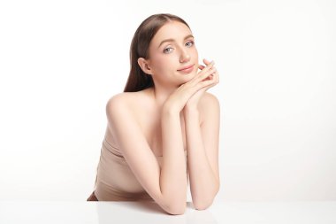 Beyaz arka planda temiz tenli güzel bir kadın, yüz bakımı, yüz bakımı, kozmetoloji, güzellik ve kaplıca, kadın portresi..