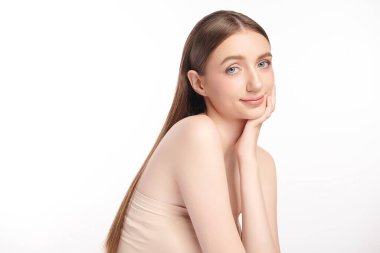 Beyaz arka planda temiz tenli güzel bir kadın, yüz bakımı, yüz bakımı, kozmetoloji, güzellik ve kaplıca, kadın portresi..