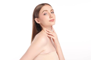 Beyaz arka planda temiz tenli güzel bir kadın, yüz bakımı, yüz bakımı, kozmetoloji, güzellik ve kaplıca, kadın portresi..