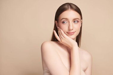 Bej arkaplan, yüz bakımı, yüz bakımı, kozmetoloji, güzellik ve kaplıca, kadın portresi..