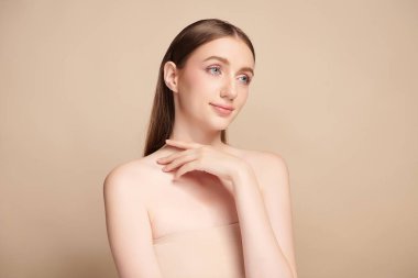 Bej arkaplan, yüz bakımı, yüz bakımı, kozmetoloji, güzellik ve kaplıca, kadın portresi..