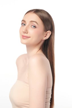 Beyaz arka planda temiz tenli güzel bir kadın, yüz bakımı, yüz bakımı, kozmetoloji, güzellik ve kaplıca, kadın portresi..