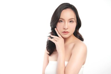 Beyaz arka planda temiz tenli güzel Asyalı kadın, yüz bakımı, yüz bakımı, kozmetoloji, güzellik ve kaplıca, Asyalı kadın portresi.
