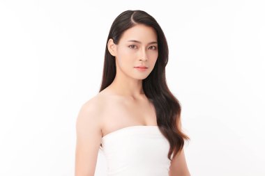 Beyaz arka planda temiz tenli güzel Asyalı kadın, yüz bakımı, yüz bakımı, kozmetoloji, güzellik ve kaplıca, Asyalı kadın portresi.