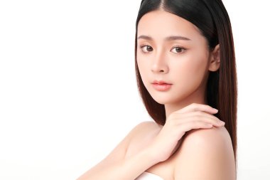 Beyaz arka planda temiz tenli güzel Asyalı kadın, yüz bakımı, yüz bakımı, kozmetoloji, güzellik ve kaplıca, Asyalı kadın portresi.