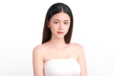 Beyaz arka planda temiz tenli güzel Asyalı kadın, yüz bakımı, yüz bakımı, kozmetoloji, güzellik ve kaplıca, Asyalı kadın portresi.