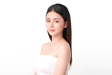 Beyaz arka planda temiz tenli güzel Asyalı kadın, yüz bakımı, yüz bakımı, kozmetoloji, güzellik ve kaplıca, Asyalı kadın portresi.