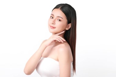 Beyaz arka planda temiz tenli güzel Asyalı kadın, yüz bakımı, yüz bakımı, kozmetoloji, güzellik ve kaplıca, Asyalı kadın portresi.