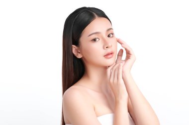 Beyaz arka planda temiz tenli güzel Asyalı kadın, yüz bakımı, yüz bakımı, kozmetoloji, güzellik ve kaplıca, Asyalı kadın portresi.