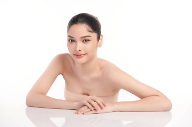 Beyaz arka planda temiz tenli güzel Asyalı kadın, yüz bakımı, yüz bakımı, kozmetoloji, güzellik ve kaplıca, Asyalı kadın portresi.