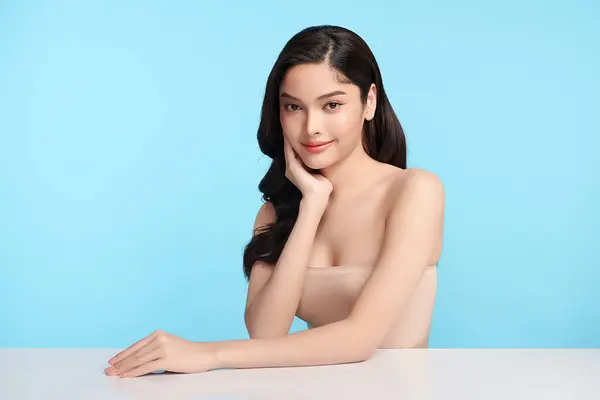 青の背景にきれいな新鮮な肌を持つ美しい若いアジアの女性 顔のケア 顔の治療 美容とスパ アジアの女性の肖像画 — ストック写真