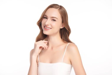 Beyaz arka planda temiz tenli güzel bir kadın, yüz bakımı, yüz bakımı, kozmetoloji, güzellik ve kaplıca, kadın portresi..