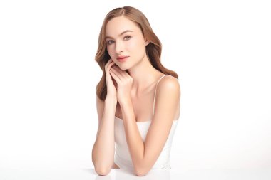 Beyaz arka planda temiz tenli güzel bir kadın, yüz bakımı, yüz bakımı, kozmetoloji, güzellik ve kaplıca, kadın portresi..