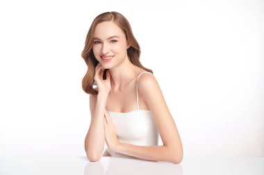 Beyaz arka planda temiz tenli güzel bir kadın, yüz bakımı, yüz bakımı, kozmetoloji, güzellik ve kaplıca, kadın portresi..