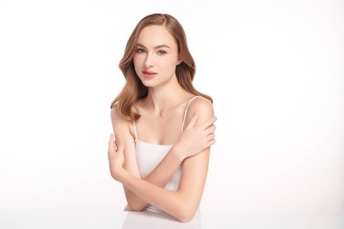 Beyaz arka planda temiz tenli güzel bir kadın, yüz bakımı, yüz bakımı, kozmetoloji, güzellik ve kaplıca, kadın portresi..