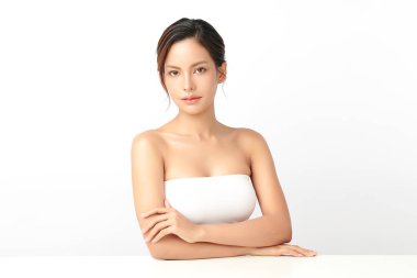 Beyaz arka planda temiz tenli güzel Asyalı kadın, yüz bakımı, yüz bakımı, kozmetoloji, güzellik ve kaplıca, Asyalı kadın portresi.