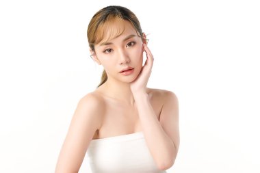 Beyaz arka planda temiz tenli güzel Asyalı kadın, yüz bakımı, yüz bakımı, kozmetoloji, güzellik ve kaplıca, Asyalı kadın portresi.