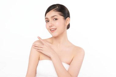 Beyaz arka planda temiz tenli güzel Asyalı kadın, yüz bakımı, yüz bakımı, kozmetoloji, güzellik ve kaplıca, Asyalı kadın portresi.