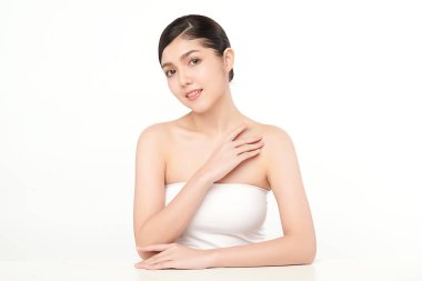 Beyaz arka planda temiz tenli güzel Asyalı kadın, yüz bakımı, yüz bakımı, kozmetoloji, güzellik ve kaplıca, Asyalı kadın portresi.