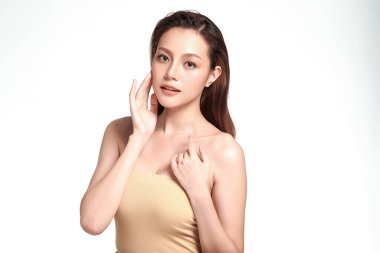 Beyaz arka planda temiz tenli güzel Asyalı kadın, yüz bakımı, yüz bakımı, kozmetoloji, güzellik ve kaplıca, Asyalı kadın portresi.