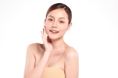 Beyaz arka planda temiz tenli güzel Asyalı kadın, yüz bakımı, yüz bakımı, kozmetoloji, güzellik ve kaplıca, Asyalı kadın portresi.