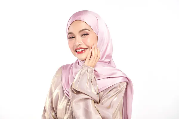 Schöne Junge Asiatische Muslimin Trägt Einen Rosafarbenen Hijab Auf Weißem — Stockfoto