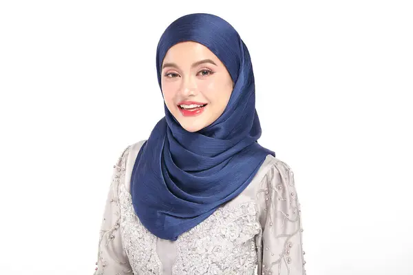 Krásná Mladá Asijská Muslimka Nosí Modrý Hidžáb Bílém Pozadí Portrét — Stock fotografie