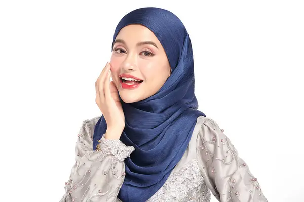 Hermosa Joven Mujer Musulmana Asiática Usando Hiyab Azul Sobre Fondo —  Fotos de Stock